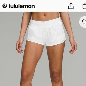 LULULEMON WHITE HOTTY HOTS
Size 6
Low rise
2.5” inseam